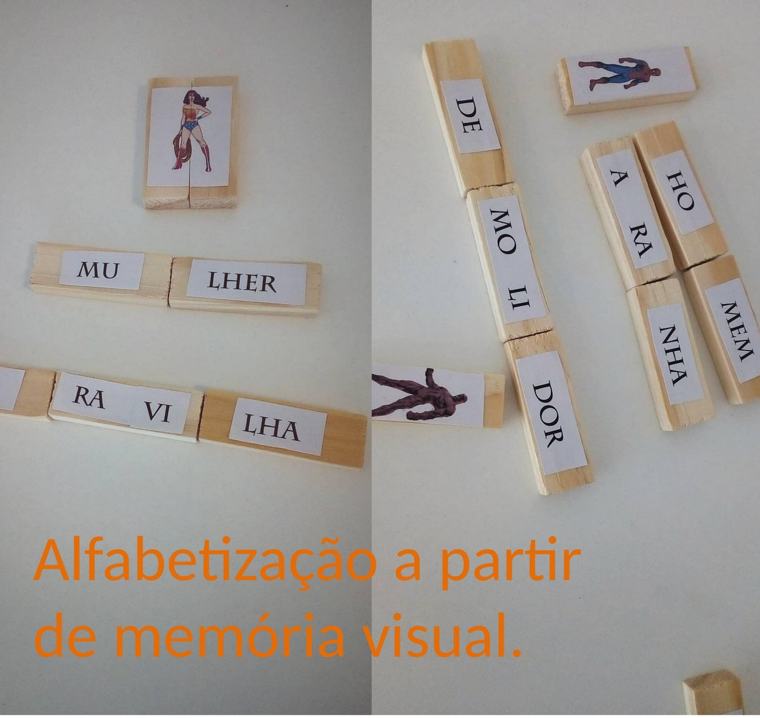 Blocos de madeira com sílabas para montar palavras