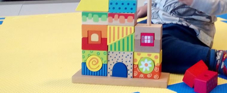 Torre de encaixe colorida para coordenação motora
