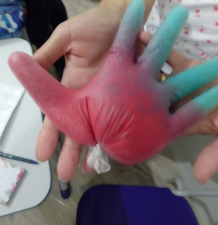 Mão pintada com luva de água colorida, atividade sensorial de contagem