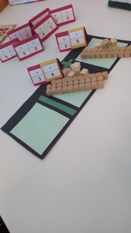 Material dourado e fichas de numeração