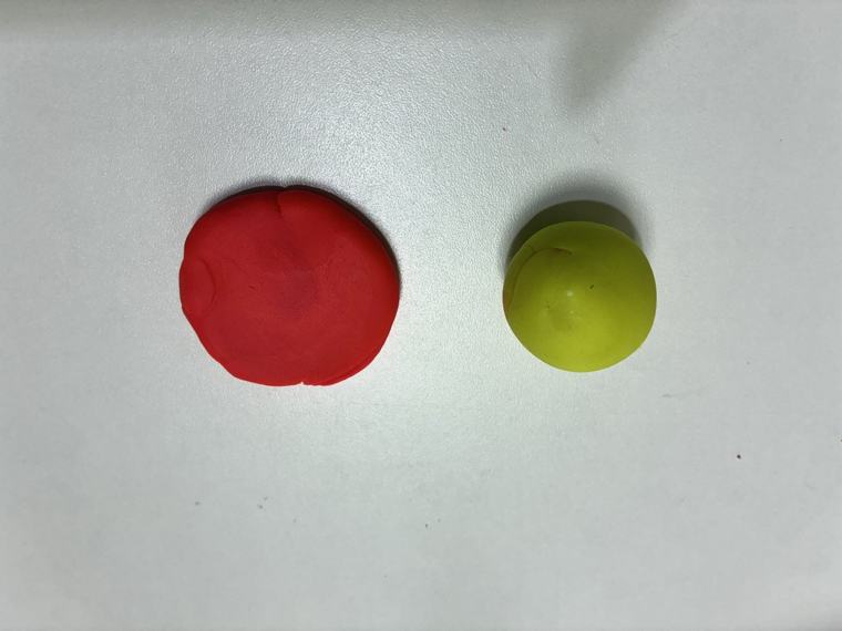 Duas bolas de massinha, material da prova de conservação de massa de Piaget